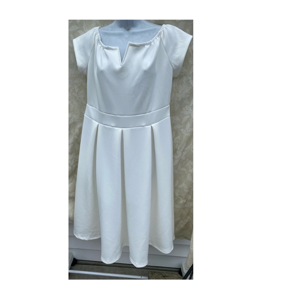 New with tags Lalagen
Size XL Pleated dress
Eggshell 95% polyester/5% spandex